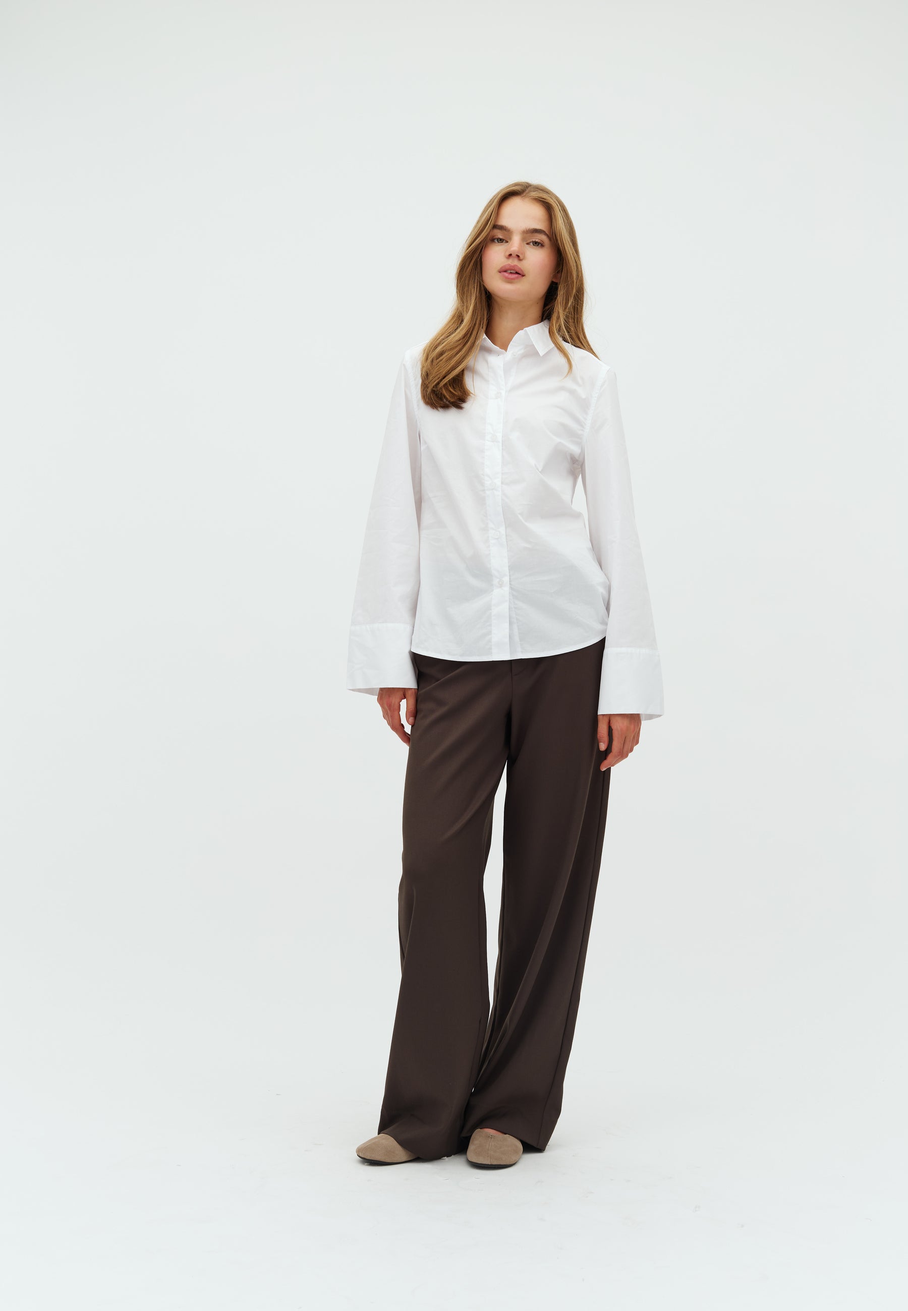 Kaloni-M_White_Model_3